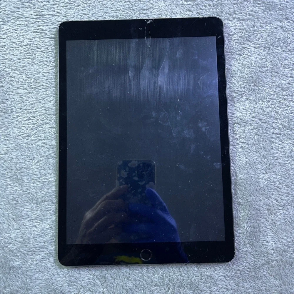 Apple iPad 7th Gen Black WiFi Cracked Screen For Parts Repair Only Not Working‎